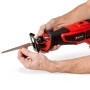 Einhell Akku-Universalsäge TP-AP 18/28: Hände wechseln Sägeblatt an roter Akku-Säbelsäge.