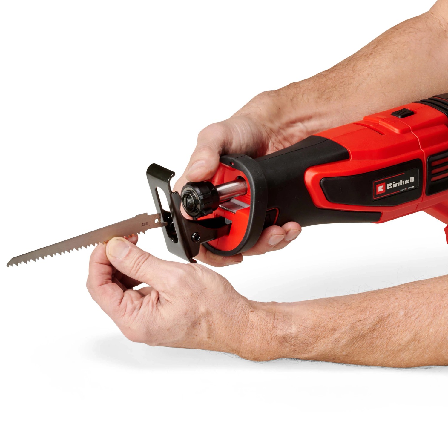 Einhell Akku-Universalsäge TP-AP 18/28: Hände wechseln Sägeblatt an roter Akku-Säbelsäge.
