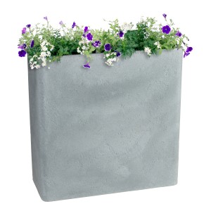 Scheurich Raumteiler C-Cube in Stony Grey, bepflanzt mit lila und weißen Blumen.