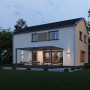 Moderne anthrazitfarbene Weide Deluxe Plus Wandpergola mit elektrischem Lamellendach und LED-Licht auf Terrasse.
