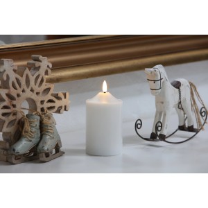 Weiße 3D LED Echtwachskerze Vela, 14,5 cm hoch, mit flackernder Flamme und Timerfunktion.