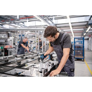 Bosch Professional Akku-Drehschlagschrauber GDR 18V-210 C Solo bei der Arbeit.