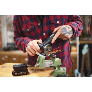 Worx MakerX Mini-Winkelschleifer WX741.9 im Einsatz beim Schleifen von Metall, inklusive Akku-Adapter.