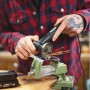 Worx MakerX Mini-Winkelschleifer WX741.9 im Einsatz beim Schleifen von Metall, inklusive Akku-Adapter.