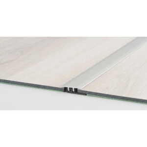 Silbernes Übergangsprofil für Vinylböden, 7,5 mm stark, zur Verbindung von Bodenbelägen.