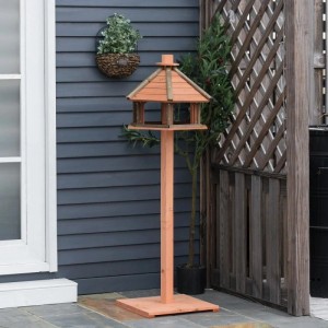 Hölzernes PawHut Vogelhaus auf Stand mit wasserfestem Dach im Garten. Ideal für Wildvögel.