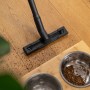 Kärcher Waschsauger SE 4004 im Einsatz: Nass- & Trockensauger reinigt Holzboden von Schmutz.