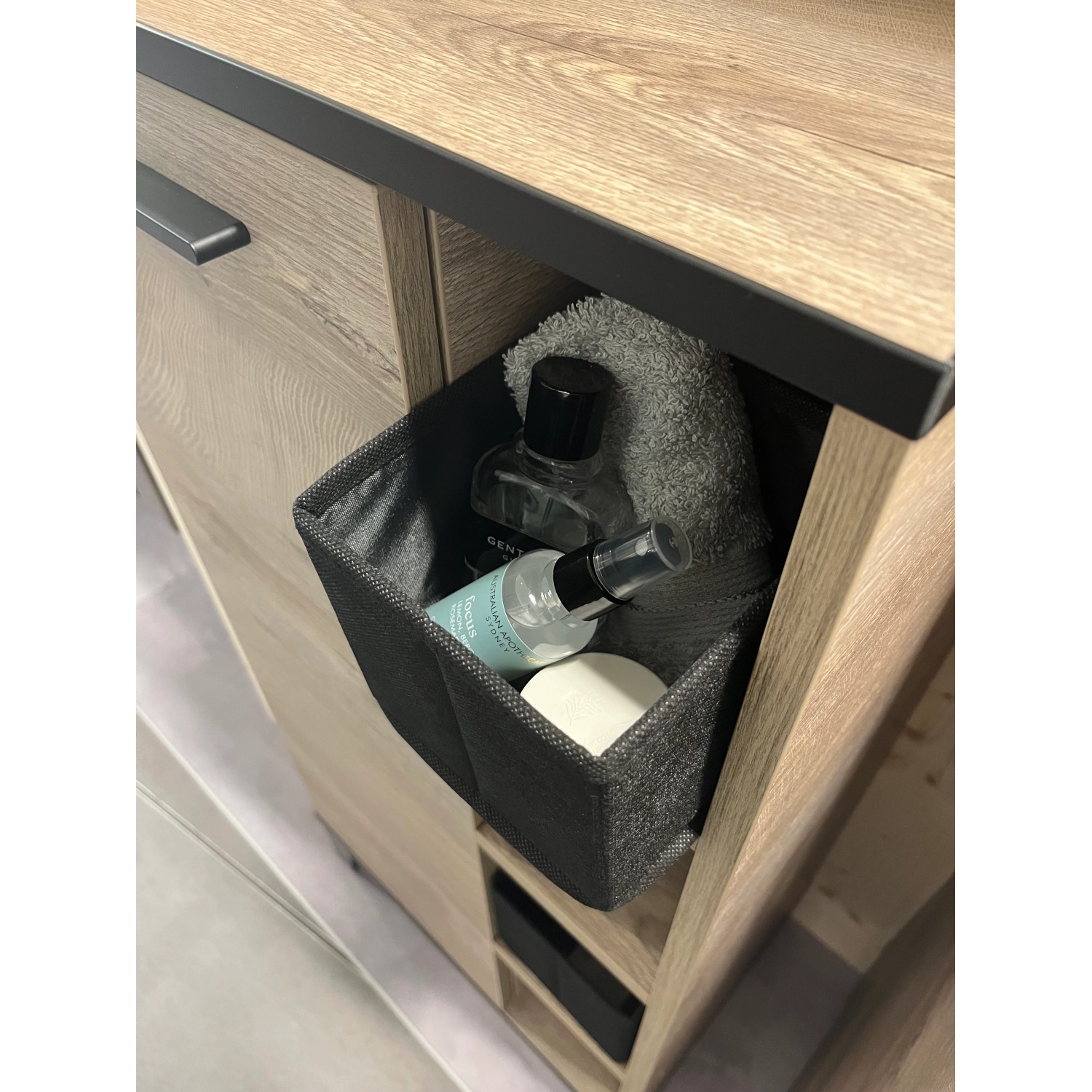 Fackelmann Universalkörbchen Textil, 13x12x28 cm, schwarz, mit Badutensilien im Badezimmer.