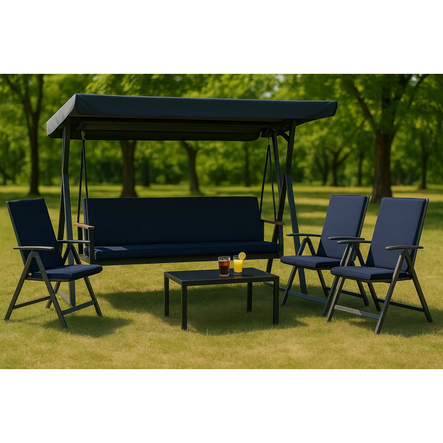 Marinefarbenes Hollywoodschaukel-Kissen-Set mit Gartenstühlen und Tisch auf Rasen.