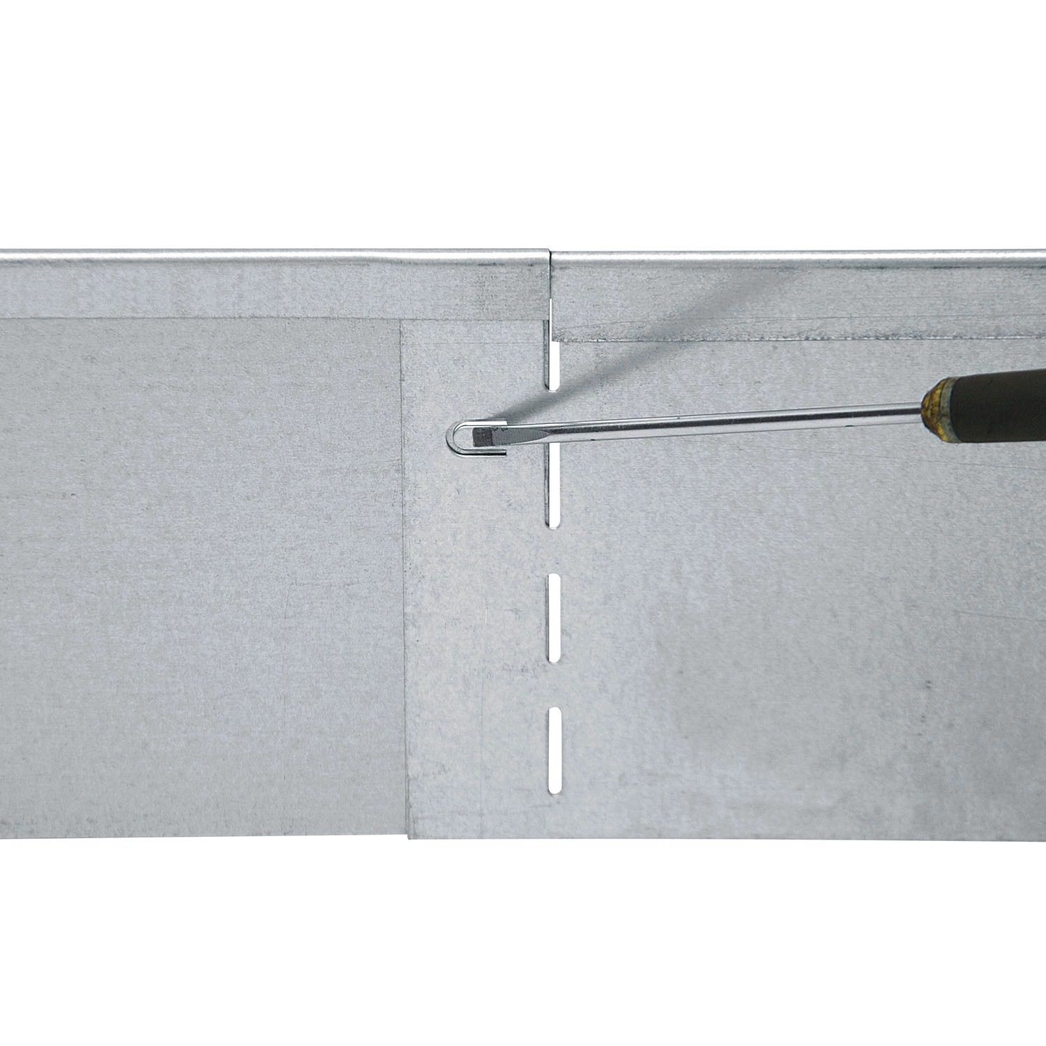 Detailaufnahme: Bellissa Rasenkante, verzinkt, mit Schraubendreher fixiert. Einfassung für Garten und Beet.