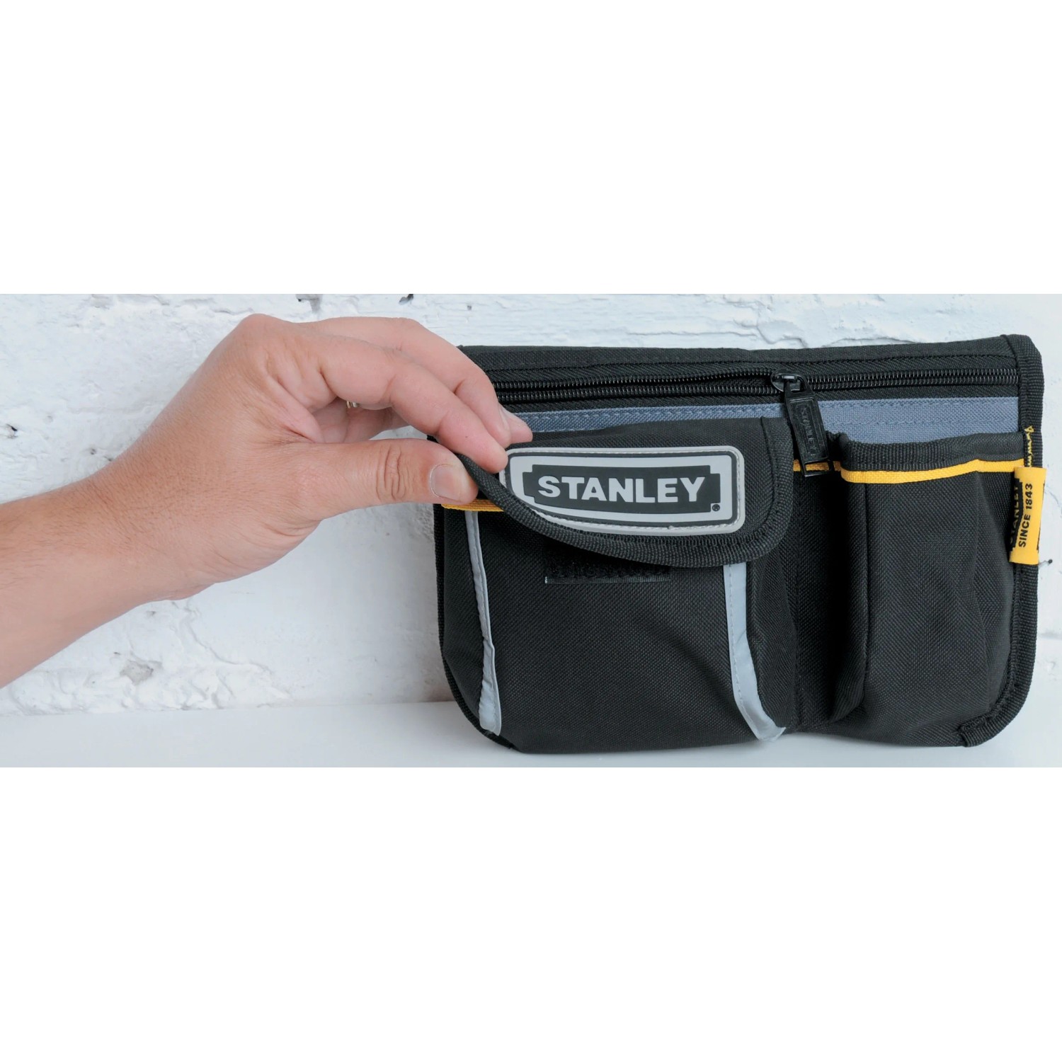 Stanley Gürteltasche Mini 1-96-179 aus Nylon, mit Reißverschluss und gepolsterter Rückseite.