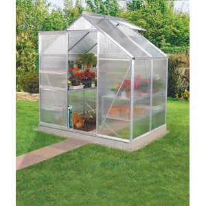 Gewächshaus Venus 3800 mit Alu-Rahmen, Hohlkammerplatten und Fundament im Garten.