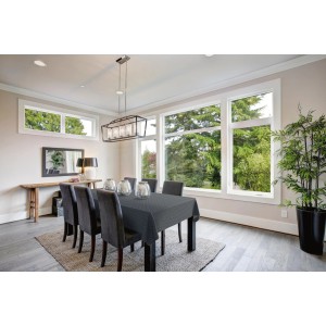 Anthrazitfarbene d-c-fix Tischdecke mit geometrischem Muster auf Esstisch.