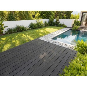 Anthrazitfarbene WPC Terrassendielen (2,1x14,5x220 cm) am Pool im Garten.