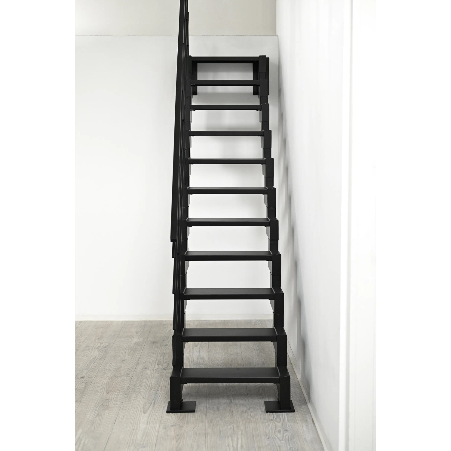 Schwarze Minka Raumspartreppe Modulario Mini Steel, platzsparende Innentreppe.