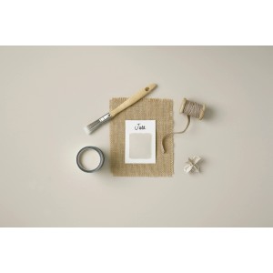 Rust-Oleum Kreidefarbe Möbellack Jute Matt, Farbpalette, Pinsel und Dekoration.