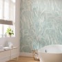 Komar Vliesfototapete Reed (300x250cm) im Badezimmer mit Badewanne und Fenster.