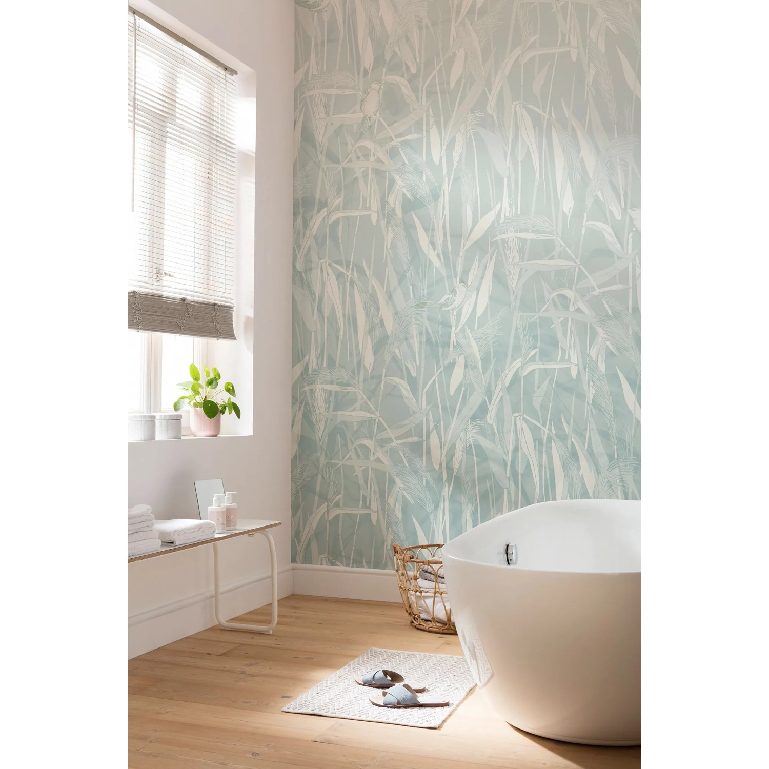 Komar Vliesfototapete Reed (300x250cm) im Badezimmer mit Badewanne und Fenster.
