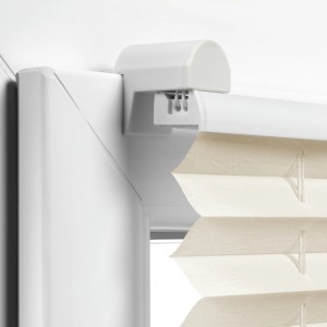 Detailaufnahme: Gardinia EasyFix Plissee, elfenbeinfarben, mit Bedienschienen am Fensterrahmen.