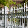 Feuerverzinkter Eleo Zaun Lugano, 192,5 cm, mit Zierspitzen und C-Dekoren.