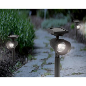 LED-Solar-Spot Travi als Wegeleuchte im Garten, mit Erdspieß und Solarpanel.