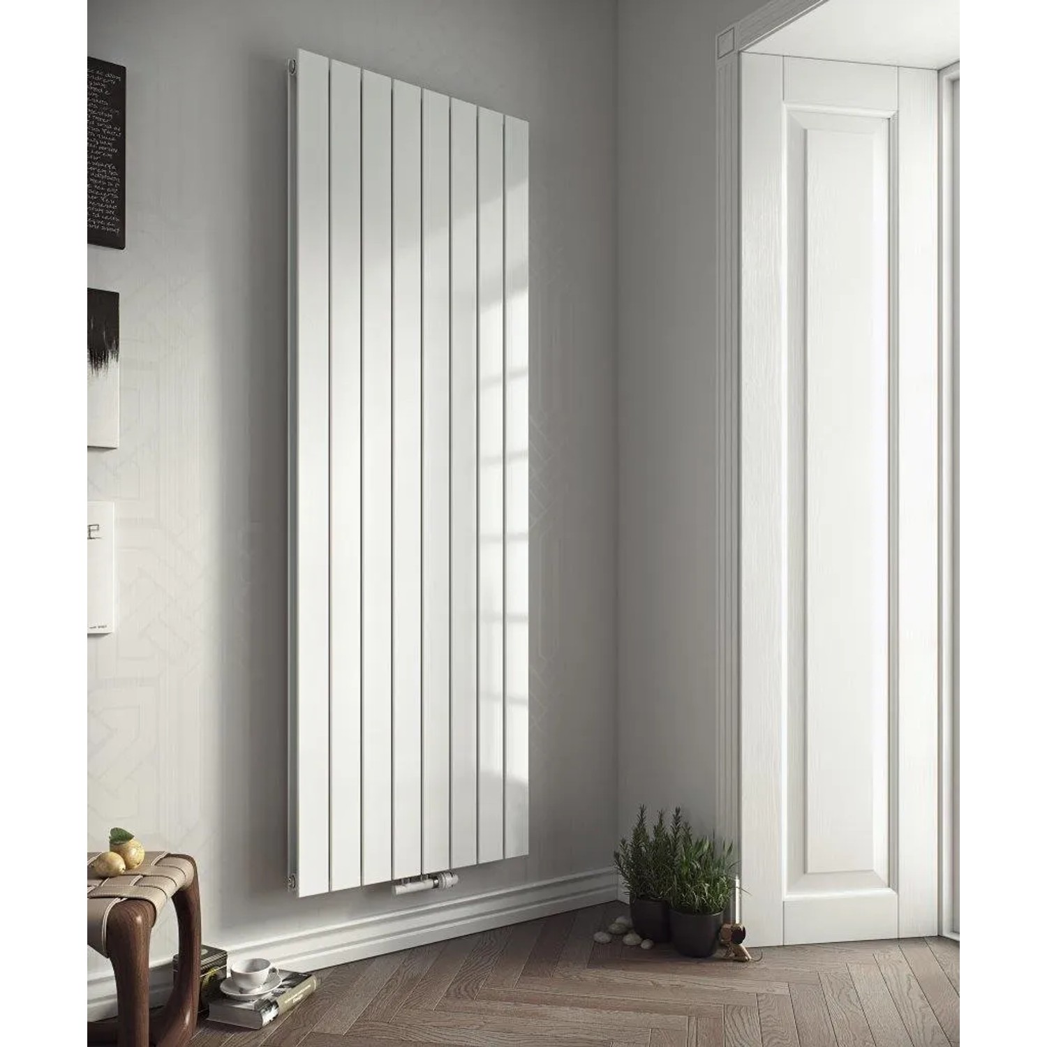 Weißer Ximax Raumheizkörper P1 Duplex (1800x445mm) mit vertikalen Paneelen an der Wand.