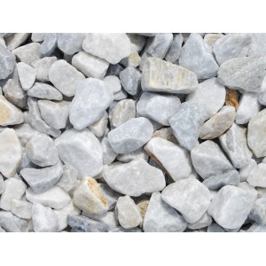 Nahaufnahme von Wolken-Weißem Marmorbruch (25-50mm) als Zierkies/Ziersplitt.