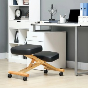 Schwarzer ergonomischer Kniestuhl aus Kunstleder mit hellem Gummibaumholzrahmen und Rollen im Büro.