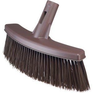Fiskars Besen Light, brauner Kunststoffbesen mit gebogenem Kopf für glatte Oberflächen.