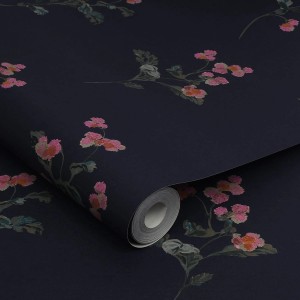 Joules Vliestapete Swanton Floral in Marineblau mit rosa Blüten, Detailansicht.