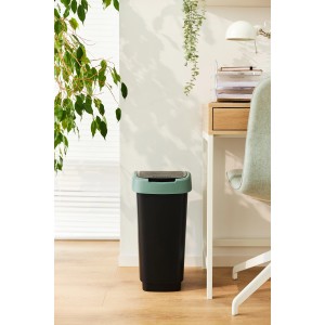 Rotho Swingeimer Twist 25l, schwarz mit Mistletoe Green Deckel, eckig, zwei Öffnungen, platzsparend.