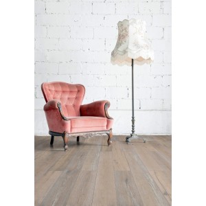 Classen Design-Vinylboden Neo 2.0 Tanned Oak, Eichenoptik. Wohnraum-Szene mit Sessel und Stehlampe.