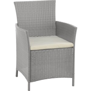 Ersatz-Sitzkissen für Canera Garten-Sessel, naturfarben, auf einem grauen Rattansessel.