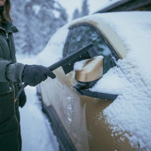Fiskars Auto-Schneebesen & Eiskratzer Solid beim Schneeräumen eines Autos.