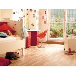 Heller PVC-Bodenbelag in Stabparkettoptik im Kinderzimmer, Breite 300 cm.