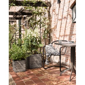 Anthrazitfarbener Capi Pflanztopf Nature Rib Quadrat 30x30x30 cm im Außenbereich.