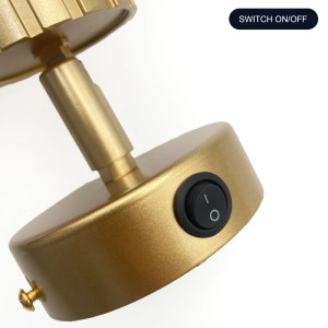 Goldene Lamkur Wandleuchte Prisma mit Schalter, Detailaufnahme.
