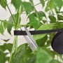 Anwendung des Pflanzenbinders: Eine Pflanze wird mit einer Schere und dem schwarzen Klettbinder fixiert.
