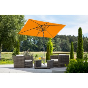 Rechteckiger, mandarinfarbener Schneider Balkonschirm 270x150 cm mit Kurbel und Gartensitzgruppe.