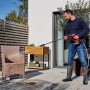 Einhell Akku-Druckreiniger Hypresso 18/24-1 im Einsatz zur Reinigung einer Terrassengarnitur.