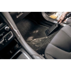 Kärcher Autodüse im Einsatz: Auto-Innenraumreinigung mit Nass-/Trockensauger. Schläuche & Düsen für PKW.