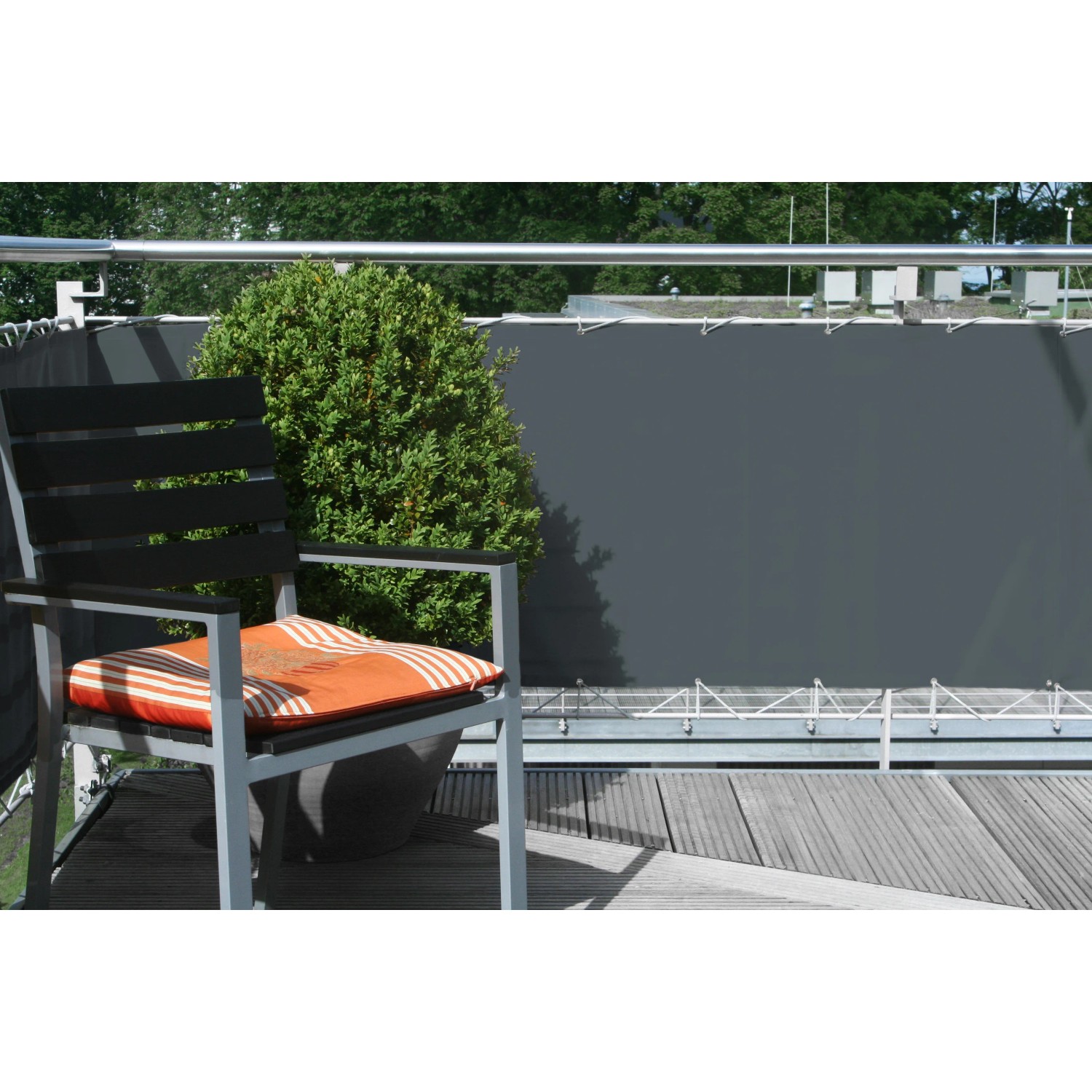 Anthrazitfarbene Polyester Balkonumrandung 65x300 cm als Sichtschutz am Balkongeländer.