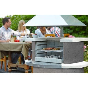 Buschbeck Grillkamin Zürich Anthrazit-Weiß mit Edelstahlhaube beim Grillen im Garten.
