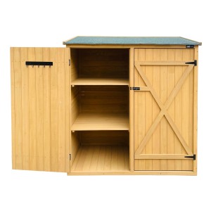 Axi Gartenschrank Casper aus Holz, braun, mit offener Tür, Einlegeböden und Hakenleiste.