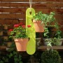 Grüne Gardenguard Blumenampel mit zwei bepflanzten Töpfen vor Holzwand.