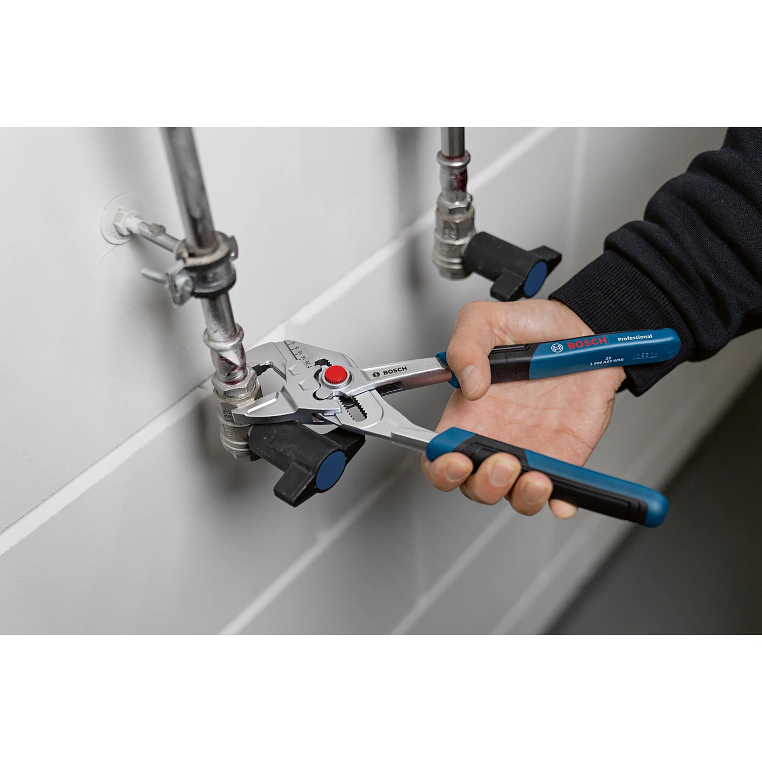 Bosch Professional Sanitär-Zangenschlüssel 250 mm im Einsatz an einem Wasserrohr.