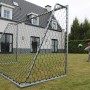 EXIT Scala Aluminium Fußballtor 500x200 cm mit Person beim Fußball spielen im Garten.