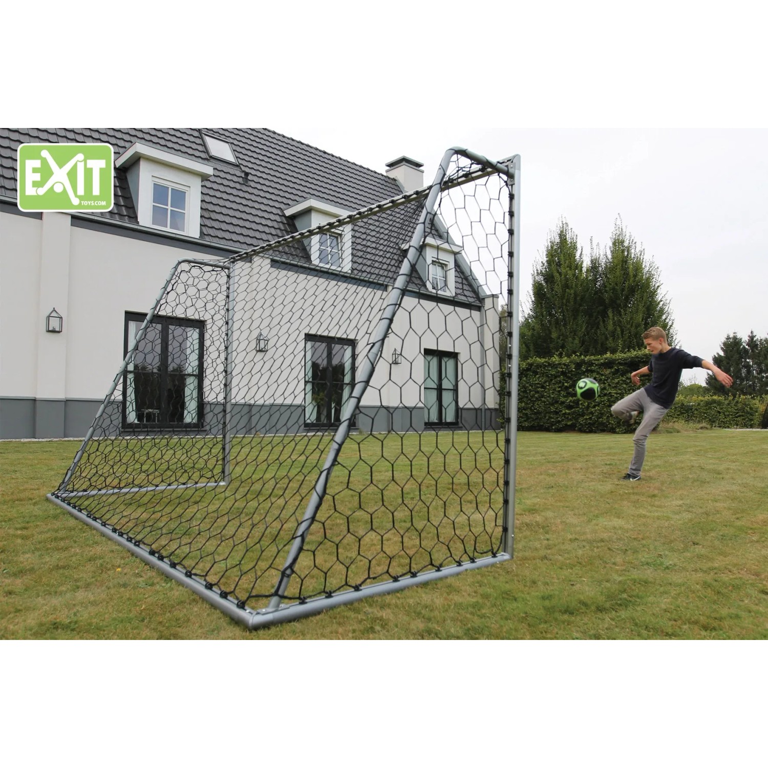 EXIT Scala Aluminium Fußballtor 500x200 cm mit Person beim Fußball spielen im Garten.