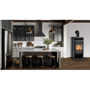 Fireplace Barcelona Kaminofen mit Speckstein Verkleidung in Schwarz, 8 kW Leistung im modernen Küchenambiente.