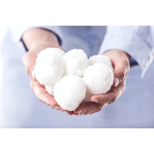 Hände halten Summer Fun FilterBalls, weiße Pool Filtermedien für Filteranlagen.